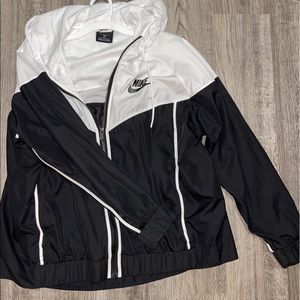 WOMENS NIKE ZIP UP WINDBREAKER